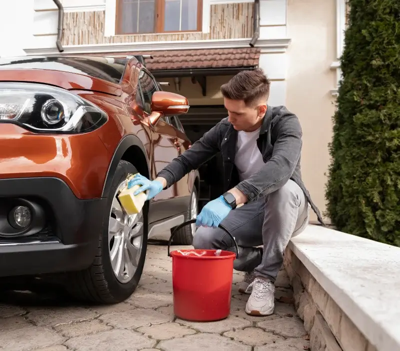 Lavage auto à domicile Sauzé-Vaussais : professionnel intervenant sur un véhicule